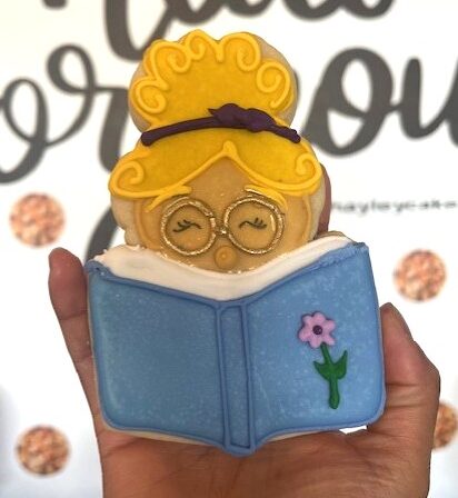 Reading girl Cookie - blonde